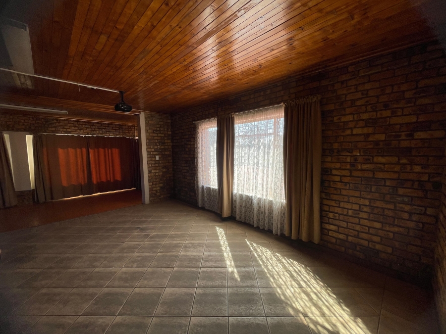 6 Bedroom Property for Sale in Ifafi North West